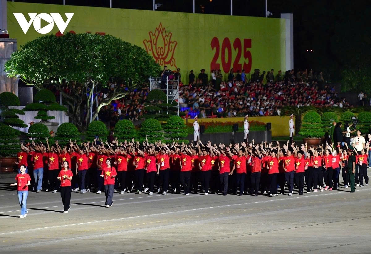 The press formation, comprising more than 180 members, proceed into Ba Dinh Square.