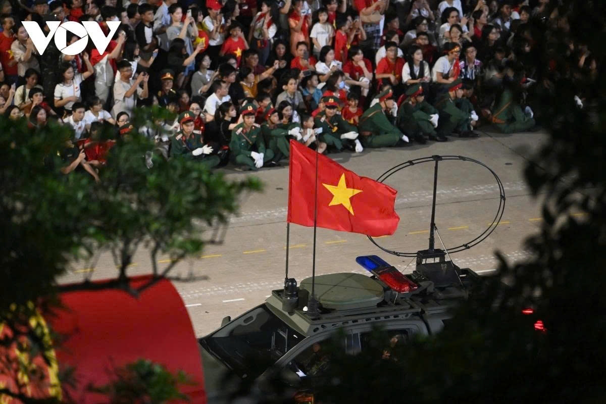 Many people, after waiting half a day for the event, are overwhelmed with excitement when they finally witness the spectacle firsthand.