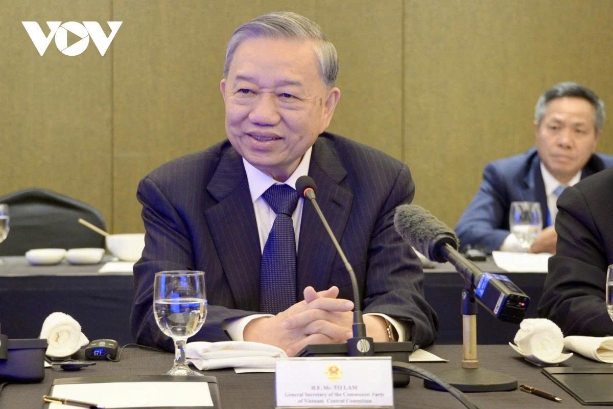 General Secretary To Lam also attends the Vietnam–RoK Science and Technology Cooperation Seminar on August 12. There the General Secretary affirms the importance of science and technology, stressing that Vietnam always prioritises attracting talented individuals, scientists, and intellectuals from both within the country and abroad, including from the RoK, especially the overseas Vietnamese community.