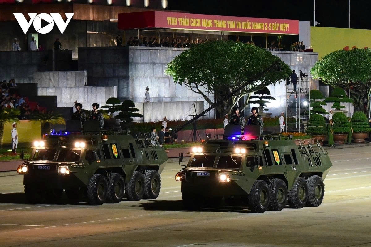 As scheduled, formations of military and public security equipment will return to Ba Dinh Square for another full rehearsal on the evening of August 24.