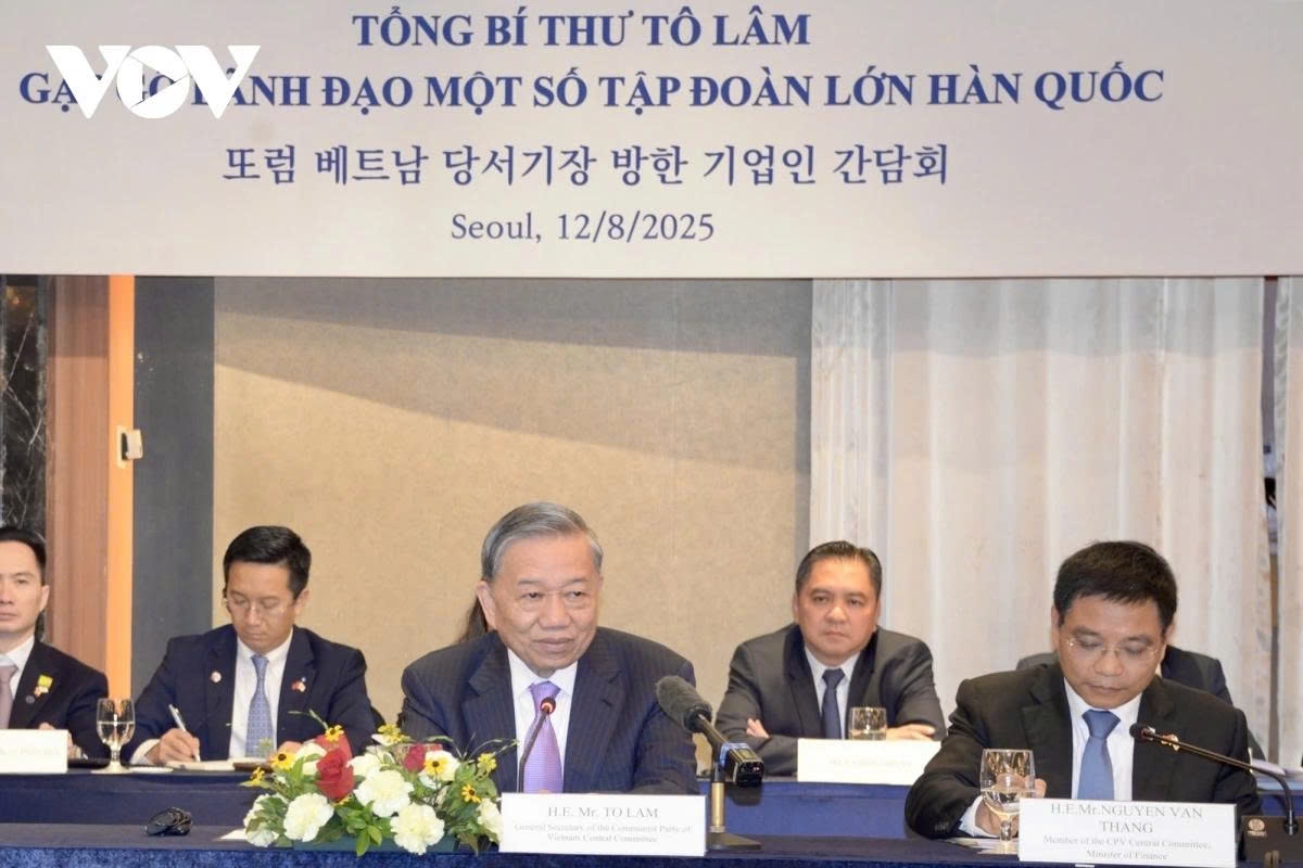 On the afternoon of August 12, General Secretary To Lam meets with leaders of 17 major Korean conglomerates to hear their opinions and proposals, address obstacles in investment procedures, and continue implementing solutions to open up practical and breakthrough cooperation opportunities between the business communities of the two countries.
