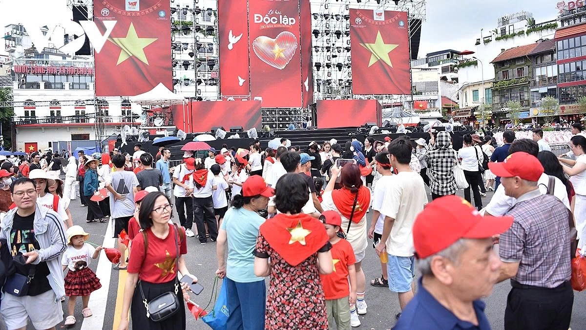 Many choose Hanoi to experience the festive patriotic atmosphere, learn about Vietnam’s history, and witness these nationally significant events, including art performances and spectacular fireworks displays on September 2.
