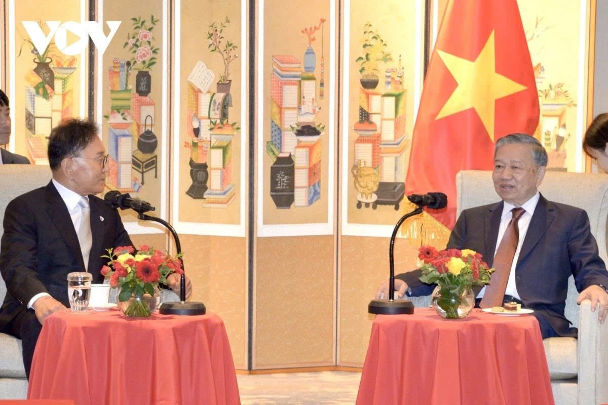 On August 13, General Secretary To Lam and his spouse leave Seoul for the city of Busan, continuing their State visit to the RoK. Immediately upon arrival in Busan, the General Secretary received Park Soo-kwan, former Honourary Consul General of Vietnam in the RoK.