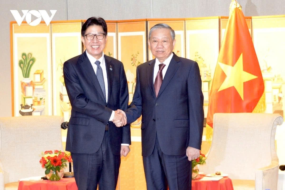 General Secretary To Lam also meets with Busan Mayor Park Heong-joon who says Busan will continue to closely coordinate with Ho Chi Minh City and other Vietnamese provinces and cities to strengthen practical cooperation in areas of mutual strengths.