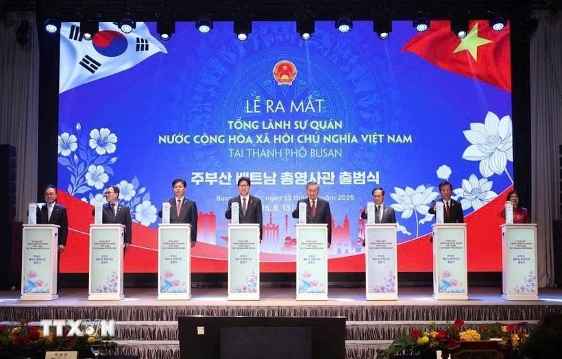 Also on August 13, General Secretary To Lam attends the inauguration ceremony of the Vietnamese Consulate General in Busan and the celebration of the 30th anniversary of cooperative friendship relations between Ho Chi Minh City and Busan. (Photo: VNA)