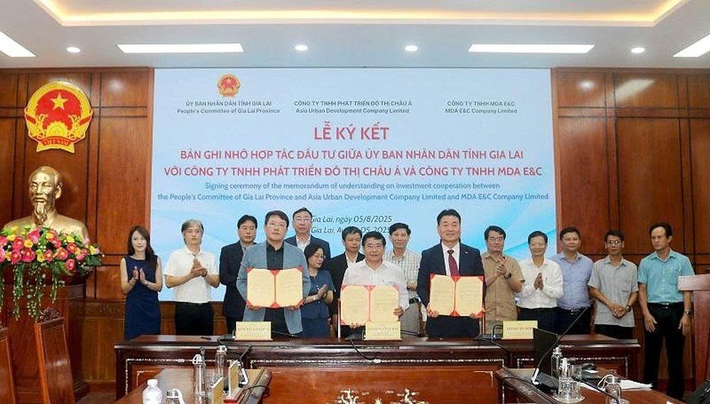 Representatives from the Gia Lai provincial Department of Finance, Asia Urban Development, and MDA E&amp;C sign a memorandum of understanding at the meeting (Photo: doanhnghiepvn.vn) 