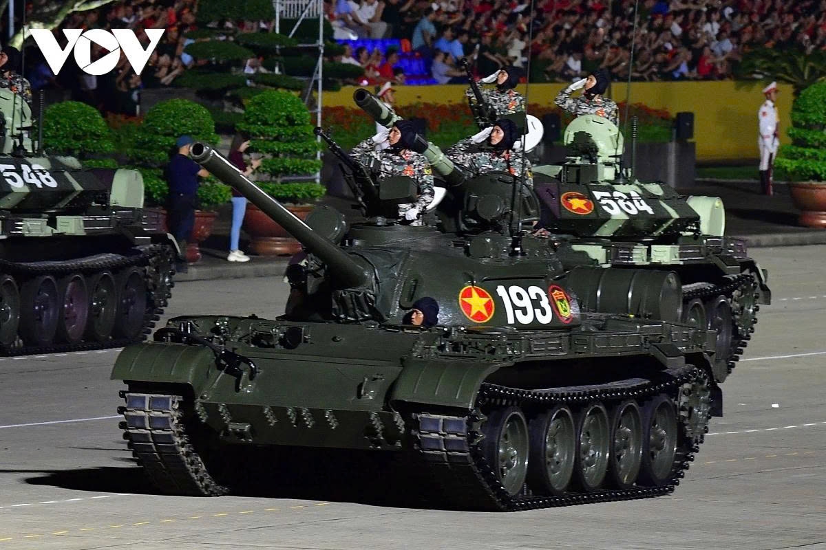 The rehearsal brings together thousands of troops and formations, but the highlight is the return of armoured columns, including tanks, missile launchers, self-propelled artillery, air-defense systems, and other modern equipment of the Vietnam People’s Army.