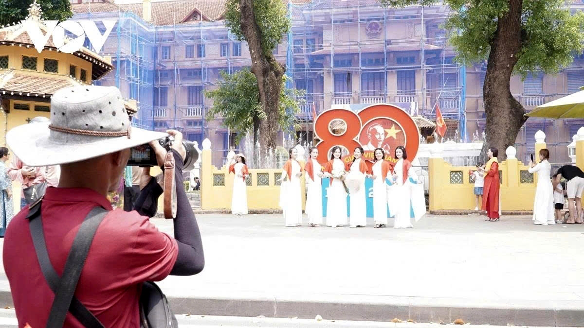 Although National Day is still more than half a month away, a joyful and bustling atmosphere has already spread everywhere. Young people flock to Ba Dinh Square, which is decorated with colourful flags and banners, to capture memorable moments.