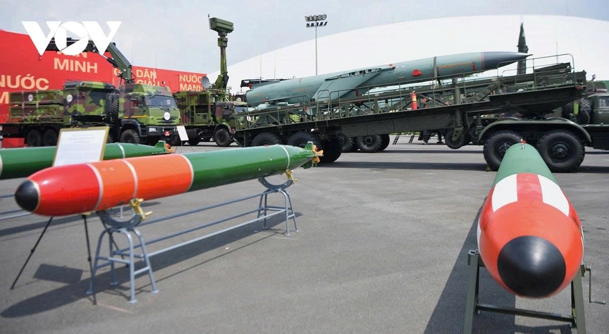 The SET-40UE, an anti-submarine torpedo and a variant of the SET-40 model, is designed for deployment on surface vessels and small submarines. Its training version is used in military exercises, launched by either submarines or surface ships.