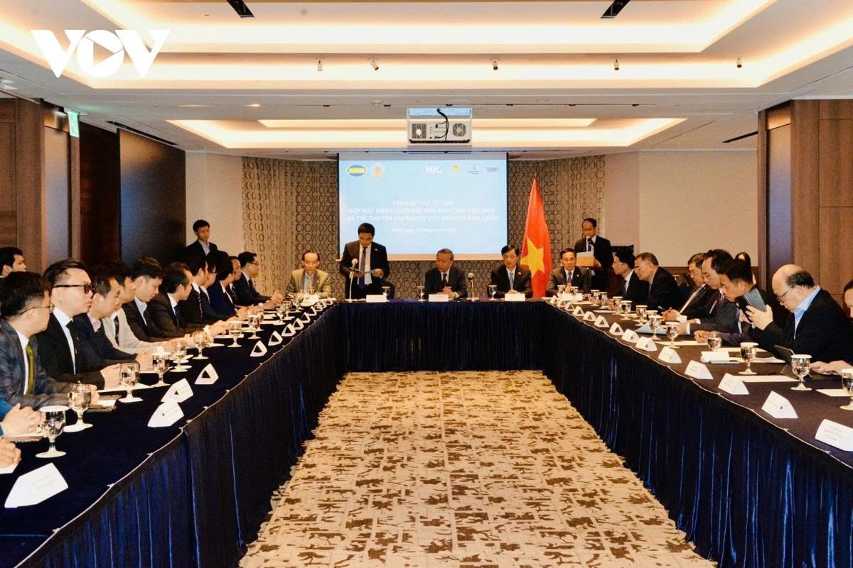 Immediately upon arrival in Seoul, General Secretary To Lam meets with members of the Vietnam Innovation Network and Vietnamese experts in the Republic of Korea. The leader highly appreciates their contributions and recommendations for Vietnam’s participation in the value chains of major technology corporations, serving the country’s sustainable development.