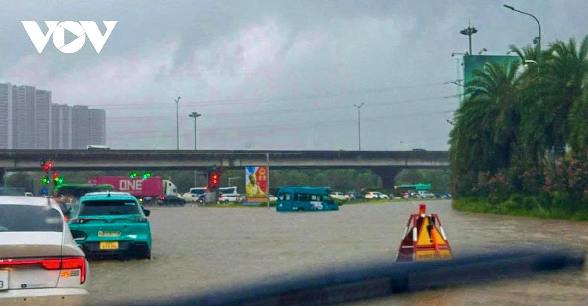 The intersection of Ring Road No. 3 – Trung Hoa bridge near Big C Thang Long Supermarket is completely inundated.
