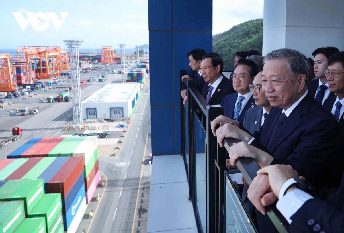 General Secretary To Lam then examines the fully automated 100% port operation technology at Busan Port.
