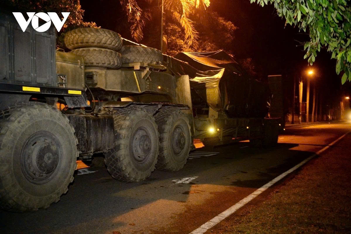 At around 8:40 p.m., preparations at the National Military Training Centre No. 4 are completed, with the vehicles ready to move toward the central city at 9:00 p.m.
