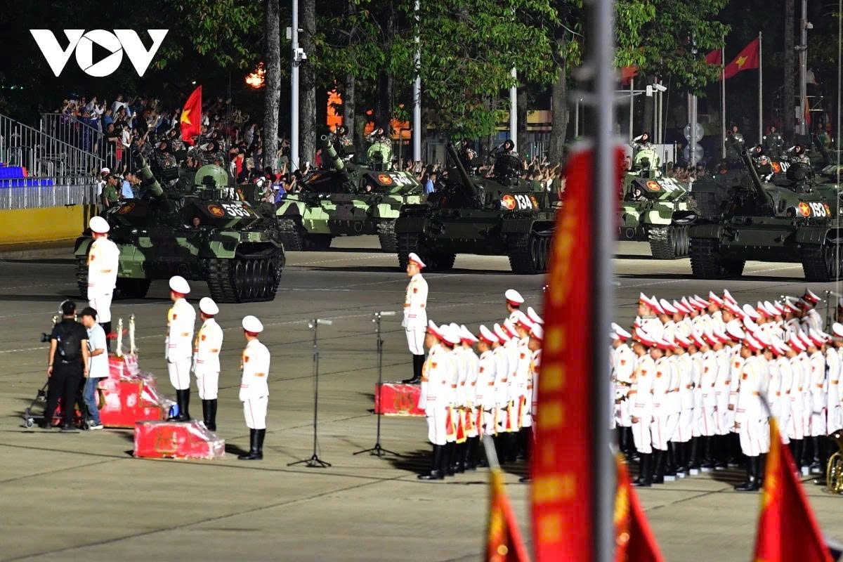 In the photo, tanks of the Vietnam People’s Army lead the formation of large-scale military hardware advancing into Ba Dinh Square during the first full rehearsal.