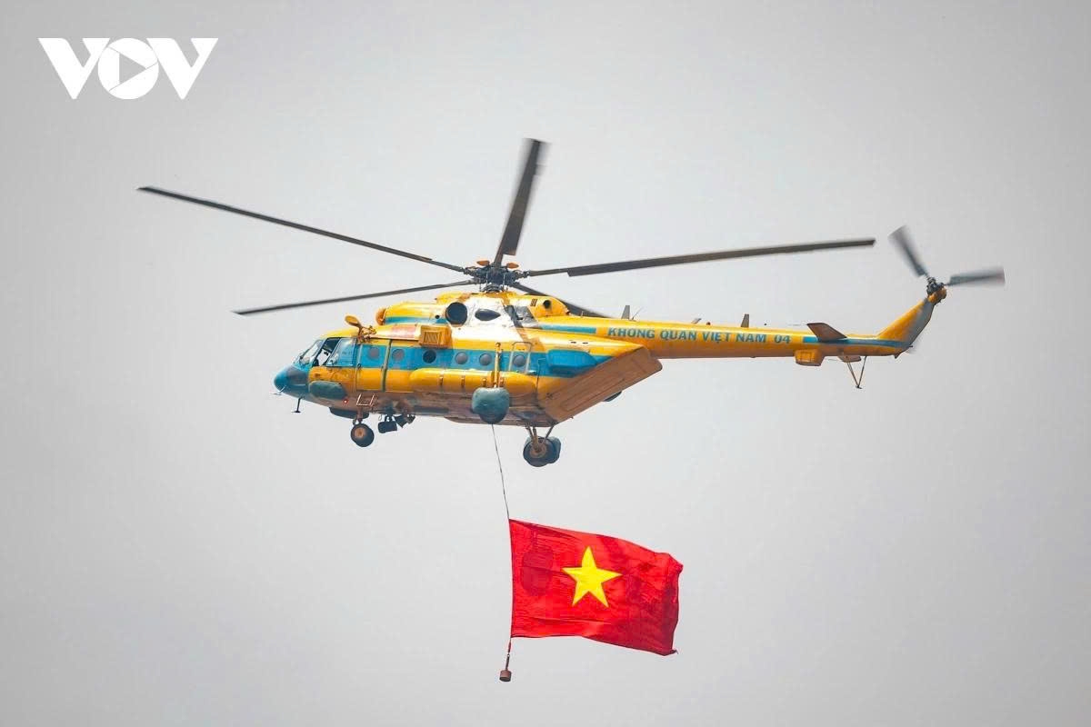 Helicopters participating in the display include the Mi-8, Mi-17, Mi-171, and Mi-172, arranged in a 1-3-3-3 formation.