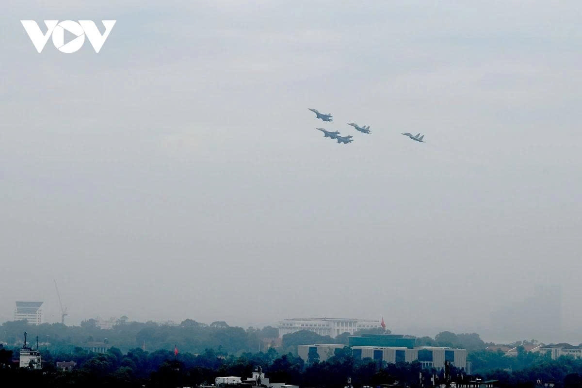Equipped with thrust-vectoring engines, the SU-30MK2 is one of Vietnam’s most modern and powerful fighter jets, capable of exceptional maneuverability and complex aerobatic stunts. It is a versatile aircraft, proficient in long- and short-range air combat as well as ground and naval strikes.