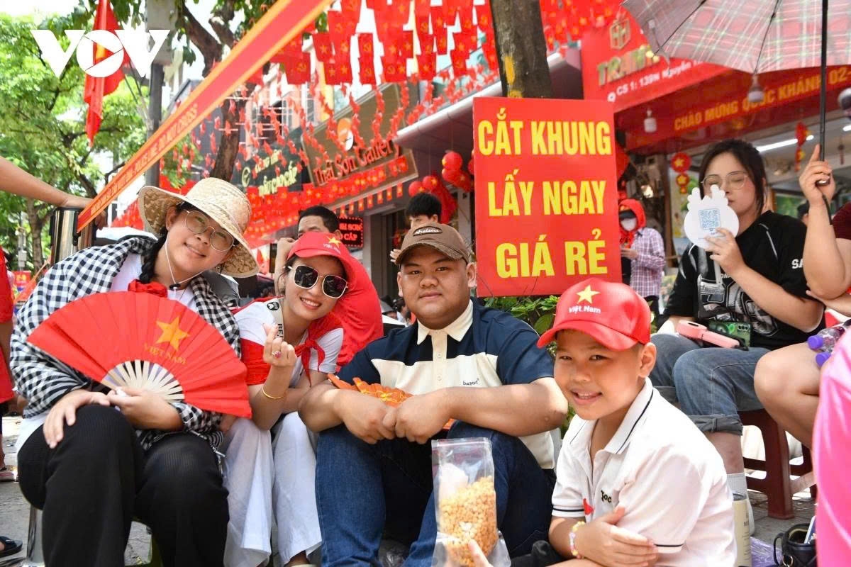 Drawing on the advice of friends, Nguyen Anh Quang, travelling from Phu Tho, arrives at 7:30 a.m. to secure a good spot on Nguyen Thai Hoc Street. He says everyone does not feel tired due to the lively atmosphere while waiting to watch the soldiers rehearse for the grand celebration.