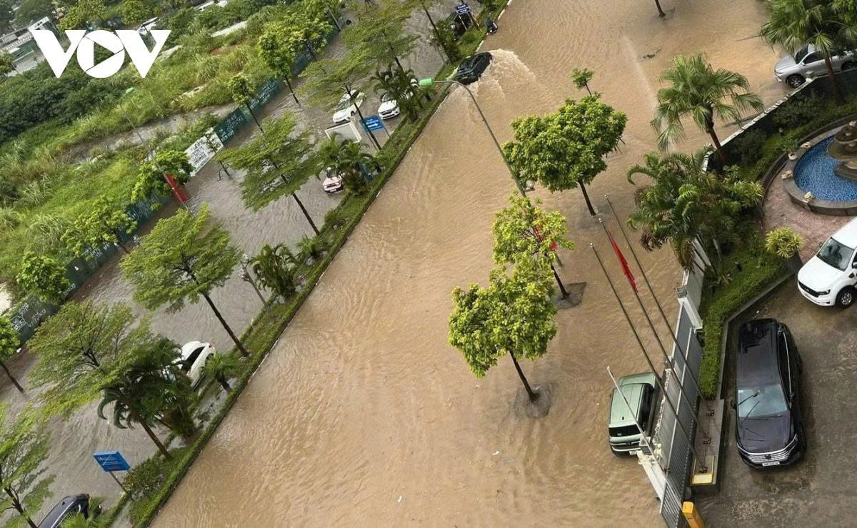 Heavy rain turns Dương Dinh Nghe Street into what looks like a massive lake when seen from above.
