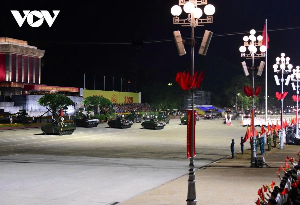 Showcasing the achievements of Vietnam’s defence industry, the XCB-01 infantry fighting vehicle and the XTC-02 armoured personnel carrier roll past the grand stand.