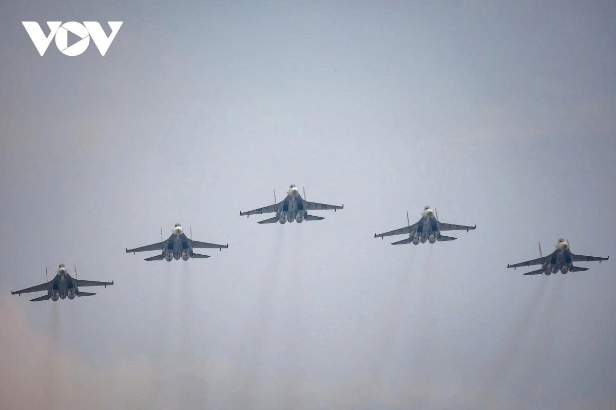 Meanwhile, a squadron of five Su-30MK2 fighter jets dubbed King Cobra take off from Kep Airbase and head toward Hanoi in a pre-arranged formation.
