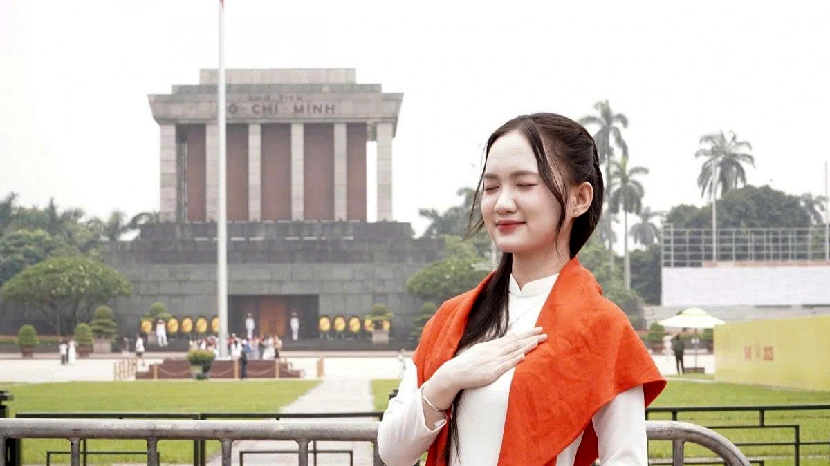 Draped in the national flag, this young girl demonstrates pride in the nation and respect for the generations of ancestors who sacrificed to secure independence and freedom for the country.