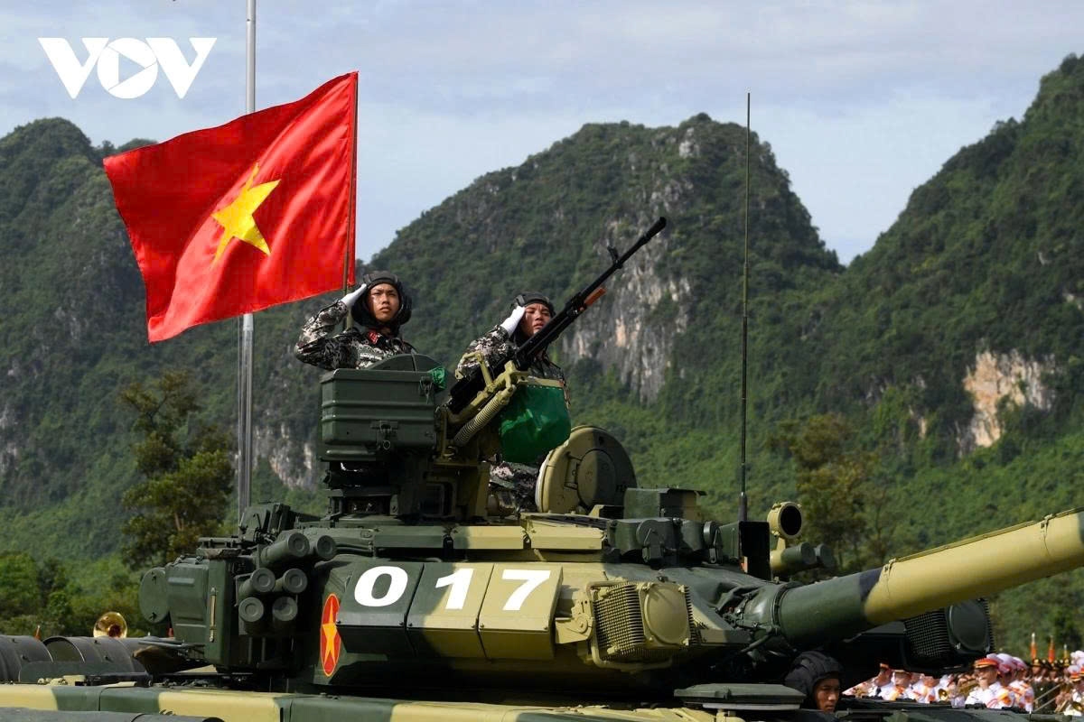 It is equipped with a powerful weapons system and high automation, including ballistic computers, thermal-optical sensors, surveillance equipment, and automatic target tracking systems, allowing it to accurately engage targets in all time and weather conditions.