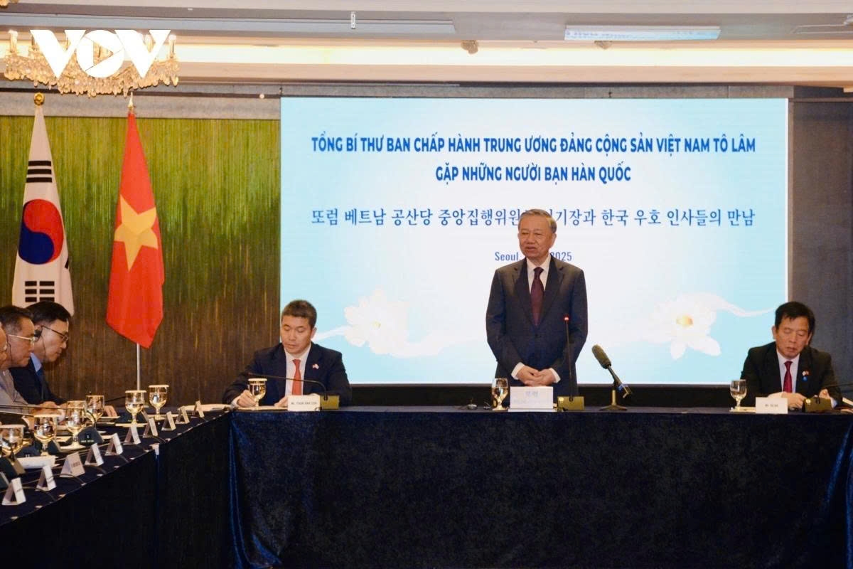 Also on August 10, General Secretary To Lam meets with around 100 representatives of intellectuals, scholars, associations, people’s organisations, business representatives, and non-governmental organisations from Korea active in Vietnam.