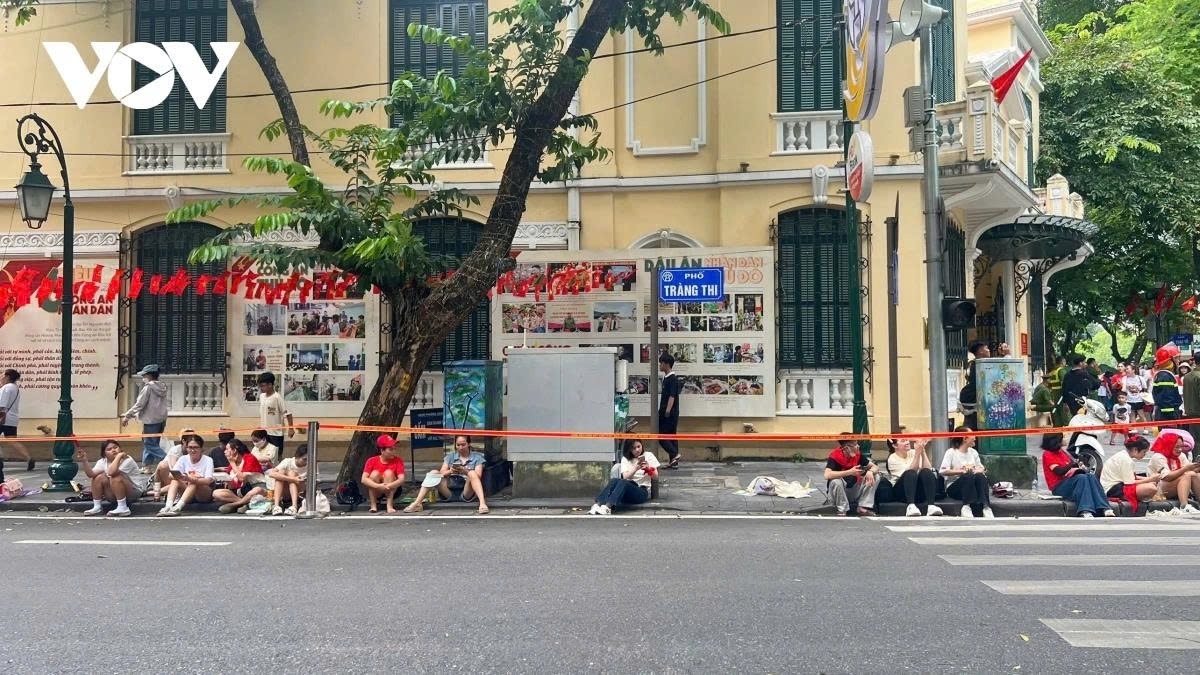 Residents arrive early on Trang Thi Street to get good spots to watch the rehearsal.