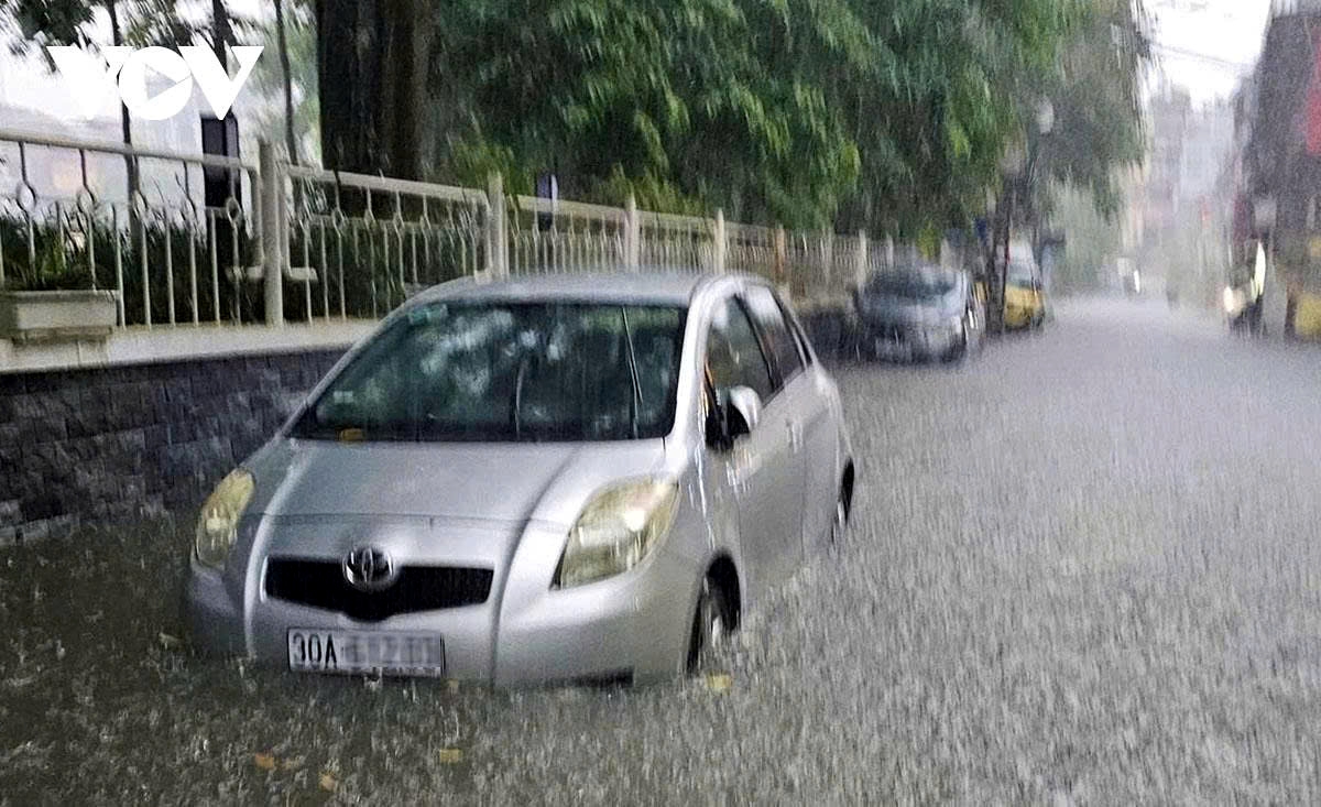 Tran Huu Tuoc Street is under deep water, making it extremely difficult for vehicles to move.