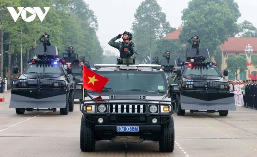Nearly 1,300 officers and soldiers take part in the ceremony, including 966 personnel from 13 formation units, 300 stationed in the grandstands, and 100 specialised vehicles.