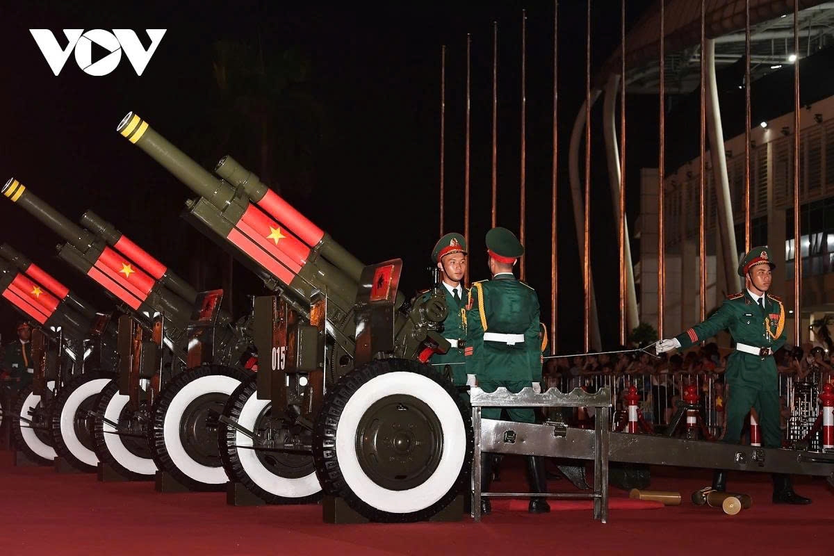The entire artillery unit is organised into five platoons, each consisting of three cannons. During the salute, the first platoon fires five volleys, while the remaining four fire four volleys each, ensuring precise rhythm and synchronisation throughout the ceremony.