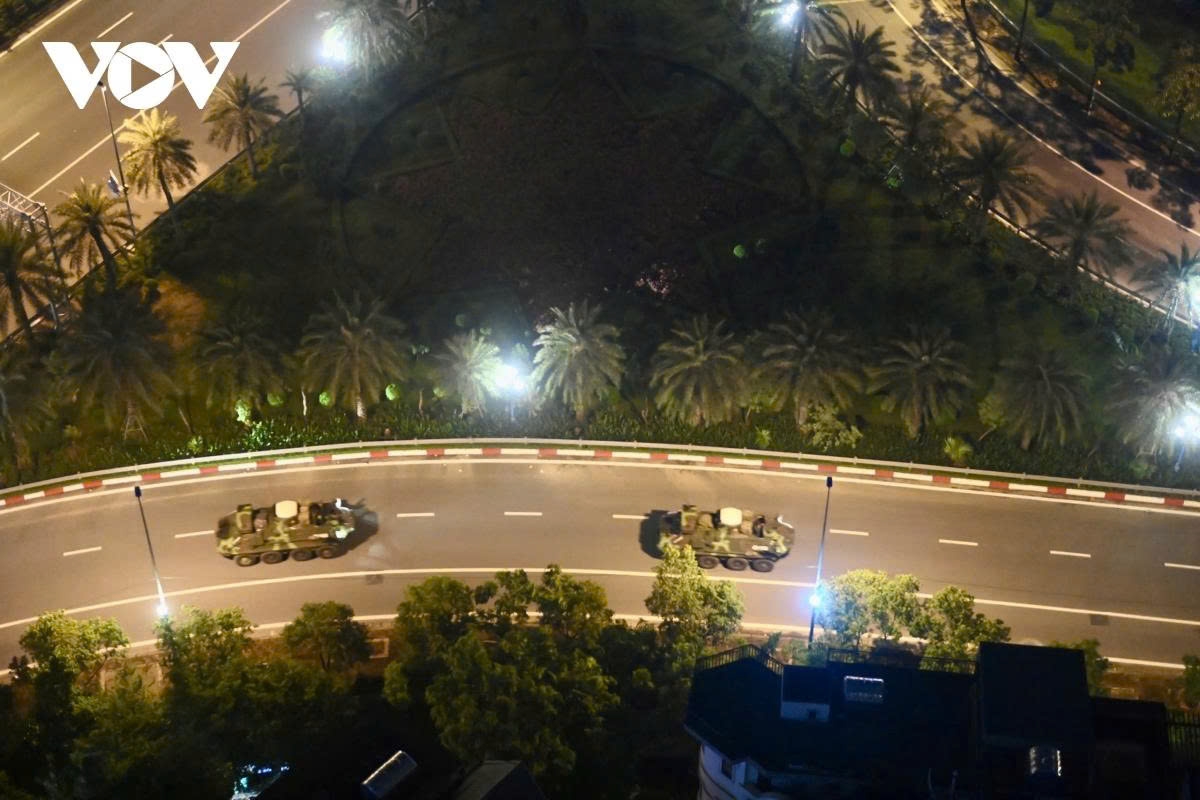 The convoy moves along Route 1 from National Highway 21A to Thang Long Boulevard, then Le Quang Dao Str. - Le Duc Tho Rd. - Ho Tung Mau Rd. – Pham Van Dong Rd. – Vo Chi Cong Rd. – Au Co Rd. – Nghi Tam Rd. – Cua Bac Str. – Nguyen Tri Phuong Str.