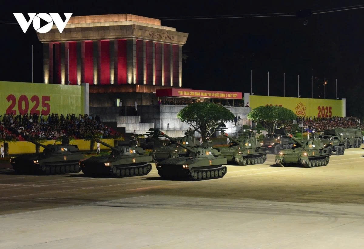 The self-propelled artillery formation makes its grand entrance on Ba Dinh Square, spotlighting Vietnam’s domestic defence innovations.