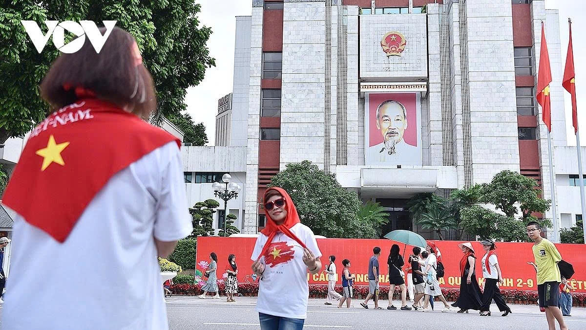 Right in front of the Hanoi People’s Committee building is an ideal photo spot, attracting many residents.