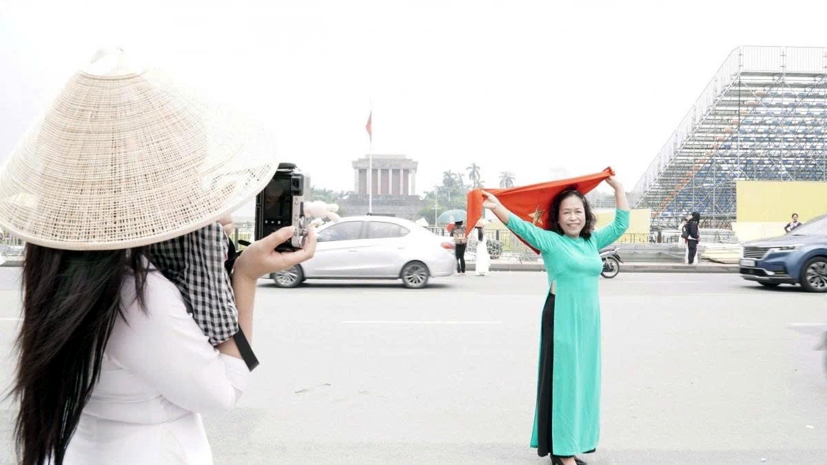 Not only the young, but many older people also participate in capturing impressive photos that only come once every 80 years. Dang Thi Hang from Hanoi says that even though National Day is still half a month away, she comes with her daughter to enjoy the joyful atmosphere ahead of the holiday.