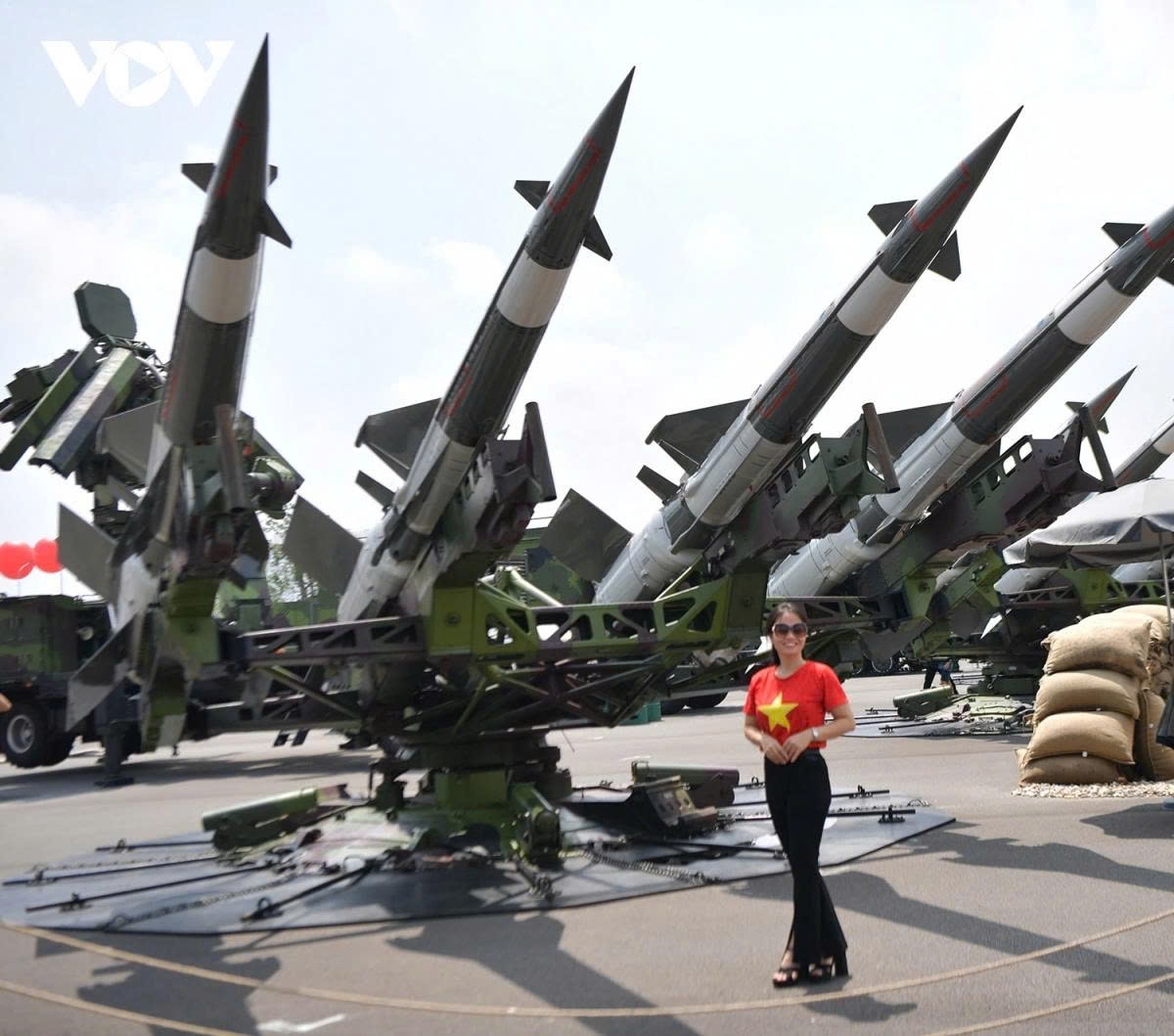 The 5P73-VT missile launcher, researched and upgraded by the Military Industry and Telecoms Group, is designed to secure missiles on the launch arm, align them with the target, supply power and preparation signals, and automatically carry out launch commands transmitted from the UNK-VT vehicle.