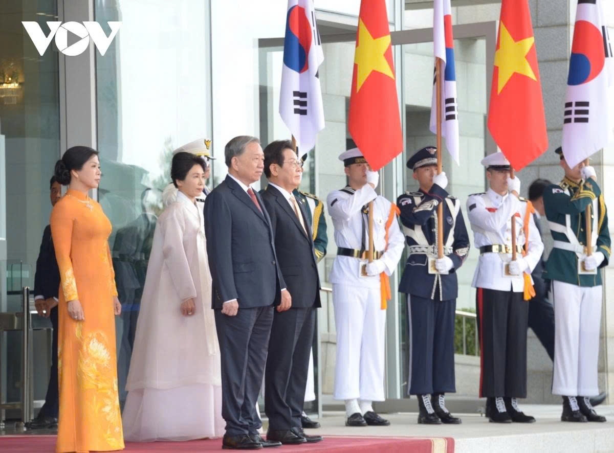 President Lee Jae-myung hosts an official welcoming ceremony for General Secretary To Lam with the highest protocol at the Presidential Office in Seoul on August 10.