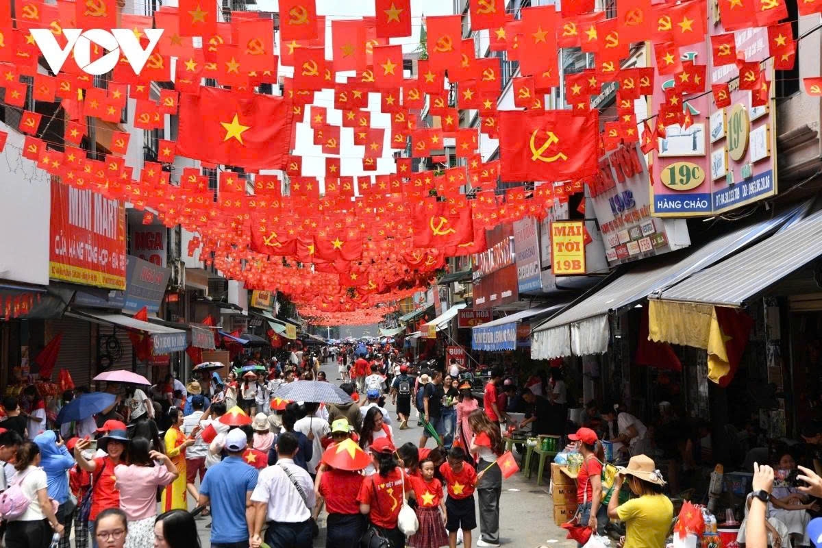 Major streets near historic Ba Dinh Square where the rehearsal takes place are always packed with enthusiasts.