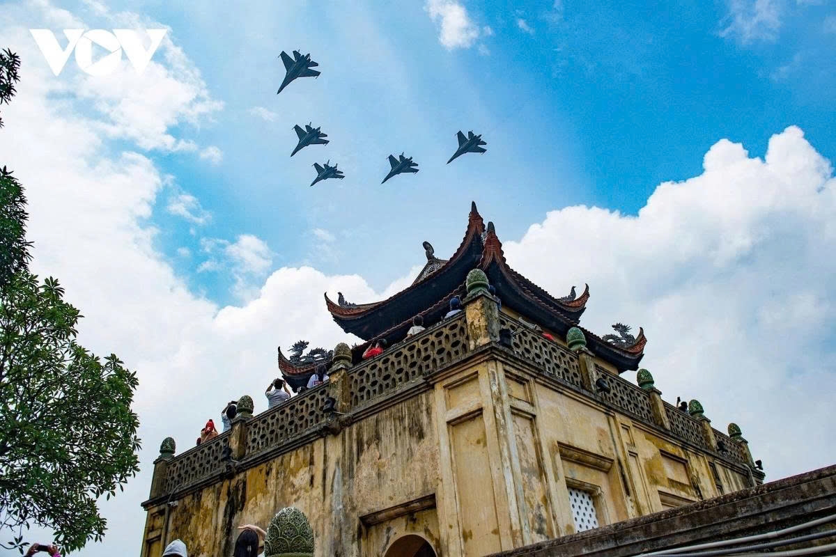 In a rare moment, VOV.VN captures the scene of aircraft flying over the Hanoi Citadel.