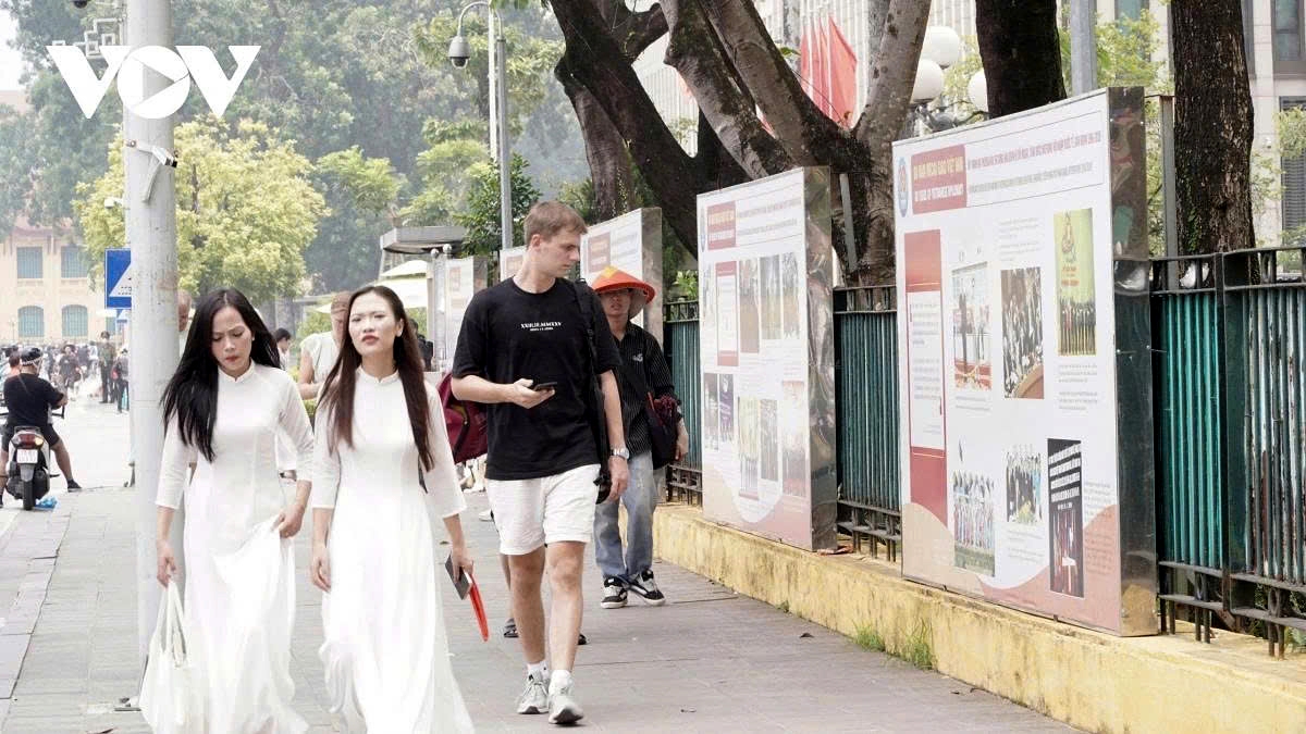 Friso, a Dutch tourist recently arriving in Hanoi, says that Hanoi is not only the capital but also a very large, lively, beautiful, and interesting city. These impressions are further reinforced when observing the panoramic pictures of Vietnam’s development and its position on the international stage.