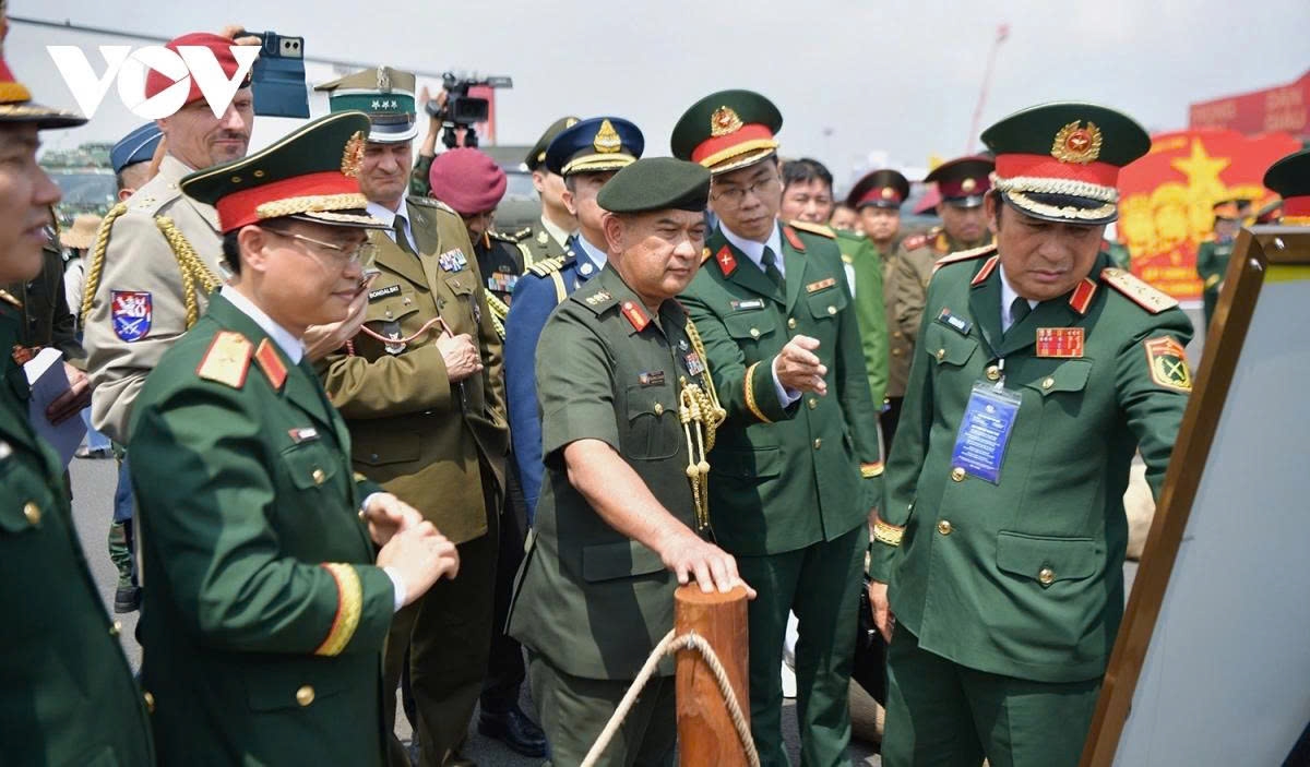 Foreign military generals and officers visit the Ministry of National Defence’s outdoor exhibition area, learning about the military equipment on display.