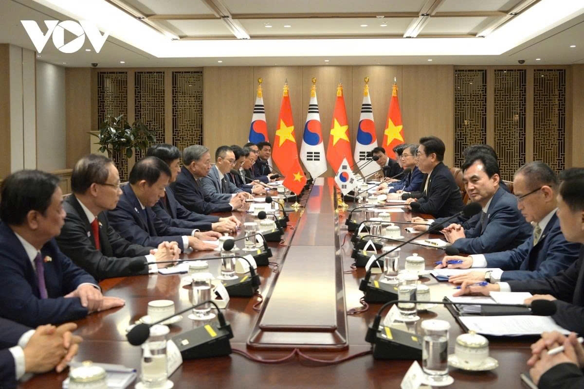 During their talks, the two sides agree to define a new strategic vision for Vietnam–RoK economic linkages, including promoting cooperation in joint development of production chains and contributing to the goal of achieving US$150 billion in bilateral trade by 2030. Vietnam and the RoK will also enhance strategic coordination in diplomacy, defence, and security, while elevating cooperation in science–technology, cultural industries, and more.