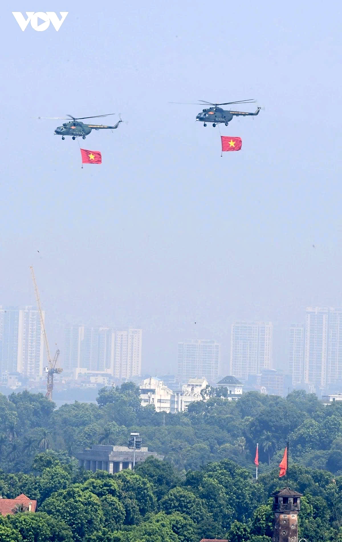In the photo, a formation of helicopters carrying the Party flag and the national flag flies in formation over Hanoi, passing Ba Dinh Square on the morning of August 24.