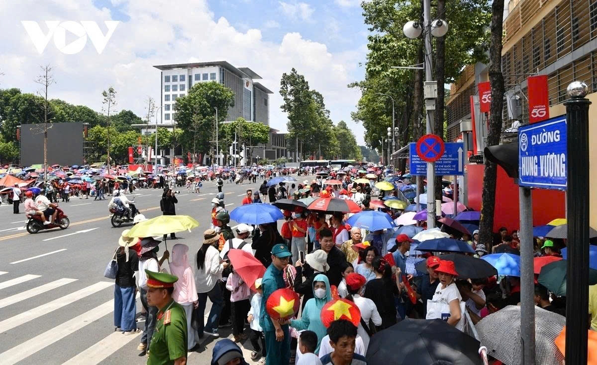 The intersection of Hung Vuong and Nguyen Thai Hoc streets is one of the best spots to watch the rehearsal. By noon, the pavements are already packed with people.
