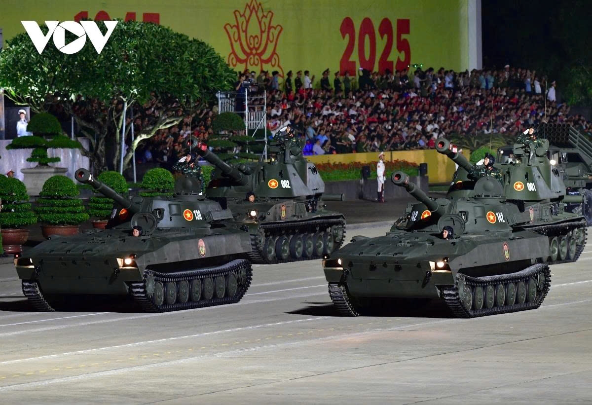 After the marching contingents and the mounted Mobile Police units pass the grand stand, the military vehicles and specialised vehicles appear at Ba Dinh Square.