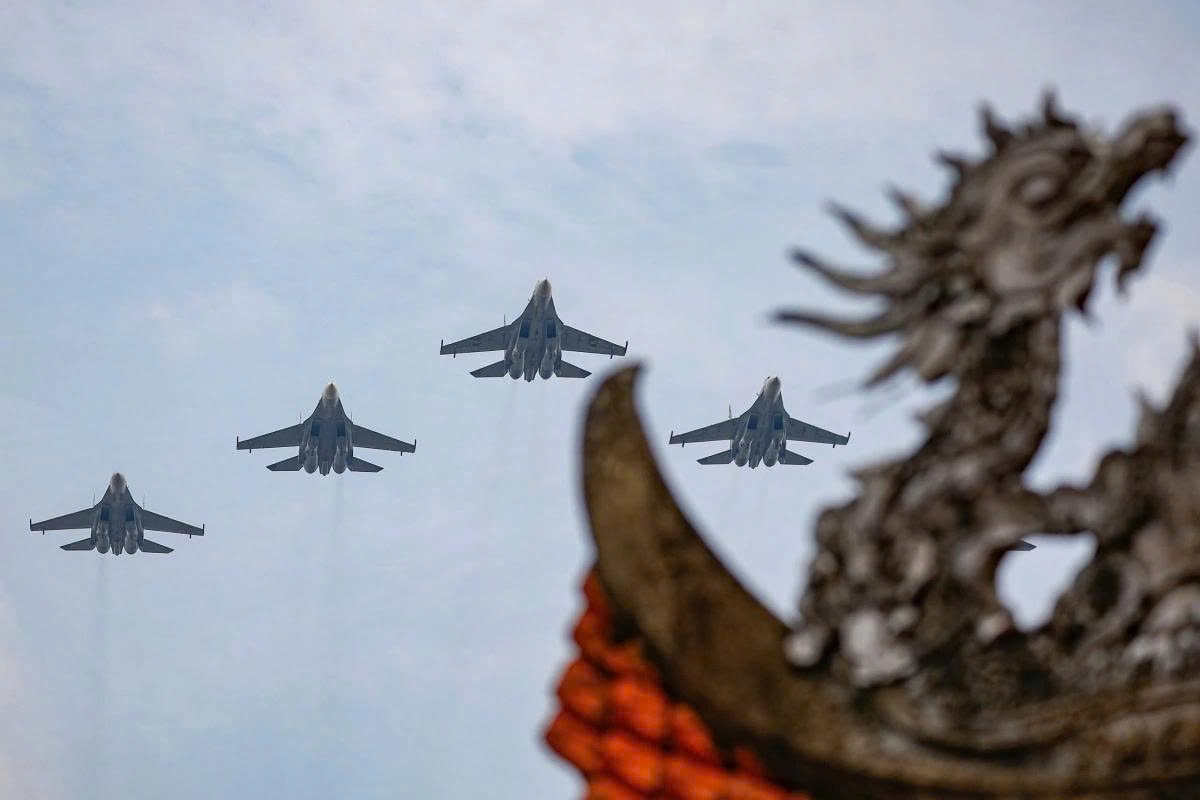 Equipped with thrust-vectoring engines, the SU-30MK2 is one of Vietnam’s most modern and powerful fighter jets, capable of exceptional maneuverability and complex aerobatic stunts.