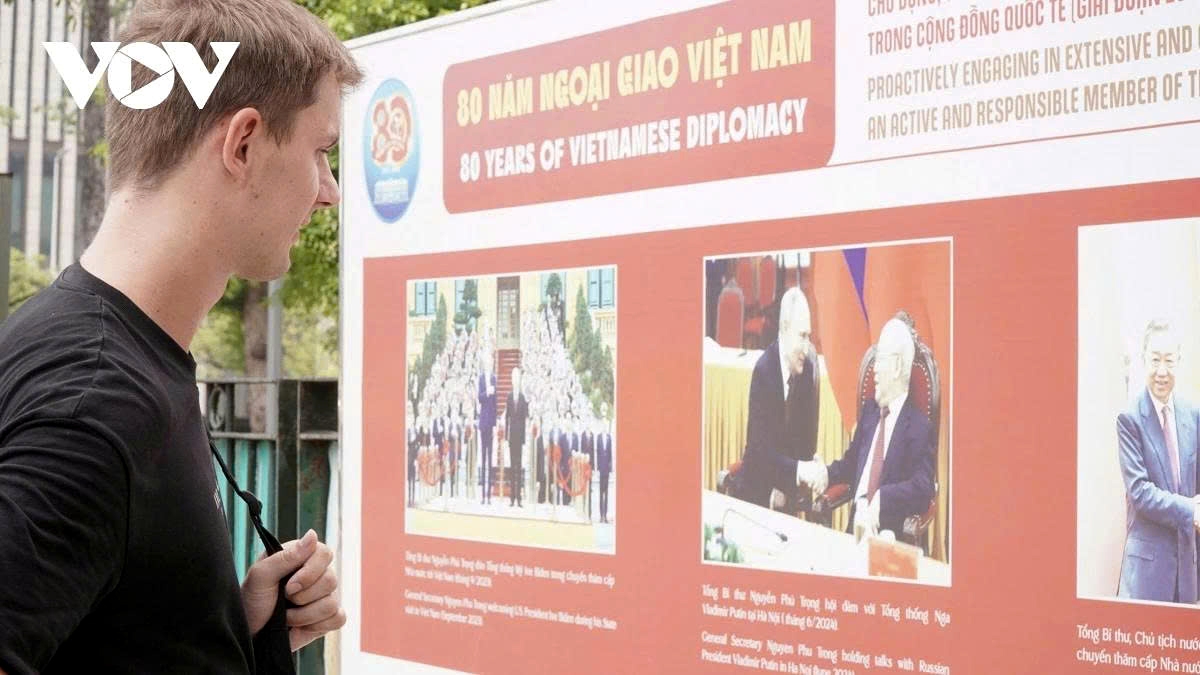 Friso notes that the pictures along the street vividly depict Vietnamese leaders receiving important international figures. In particular, images of hosting Russian President Vladimir Putin, US President Joe Biden, and many other world leaders demonstrate Vietnam’s flexible and effective diplomacy, showing the country’s growing position in the global political landscape.