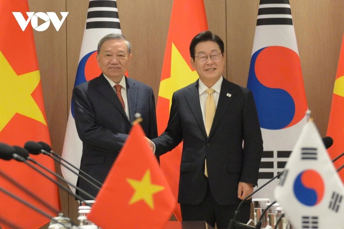 Following the talks, General Secretary To Lam and President Lee Jae-myung attend a joint press conference and witness the exchange of 10 cooperation documents between ministries, sectors, and agencies of the two countries in defence, security, economy, trade, labour, culture, and other fields.
