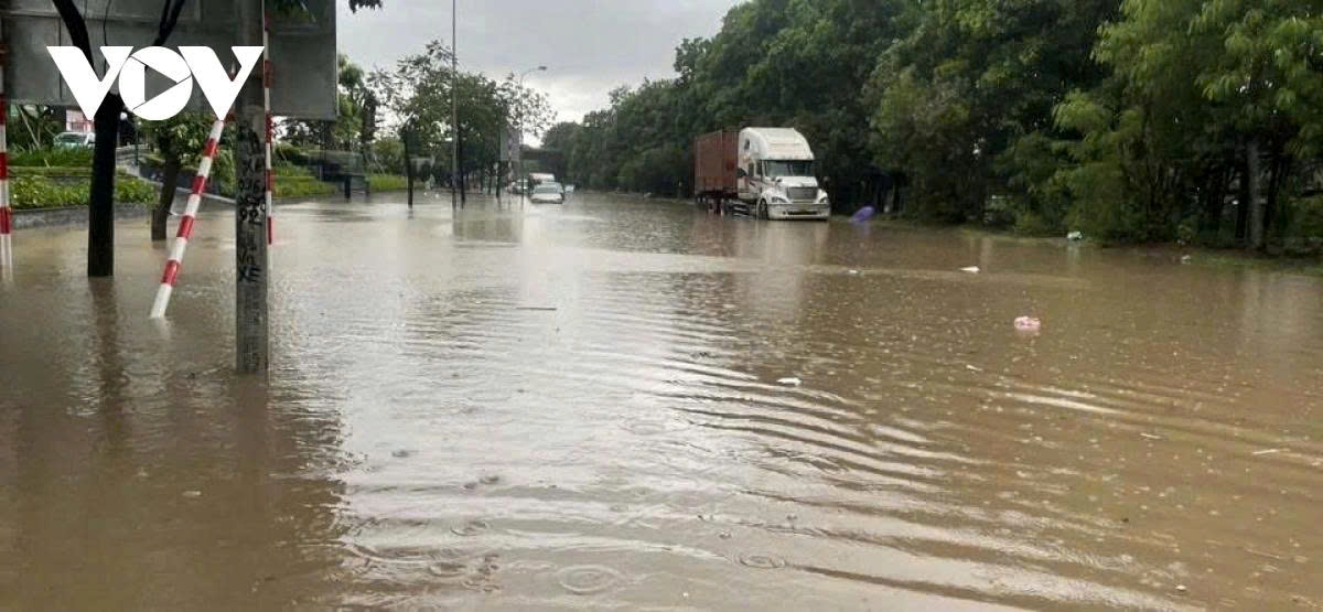 In An Khanh area of former Hoai Duc District on the outskirts of Hanoi, roads are also transformed into rivers.