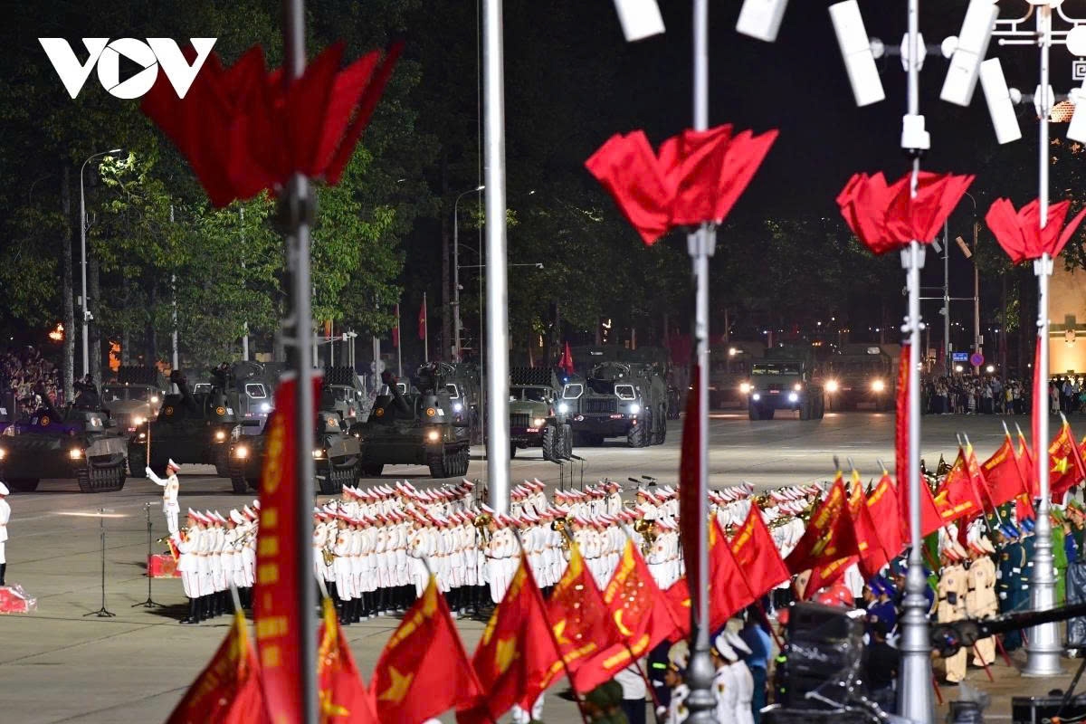 Fourteen military and specialised vehicle contingents from the Army and Police proceed into Ba Dinh Square along Hung Vuong Street, creating a magnificent and imposing scene.